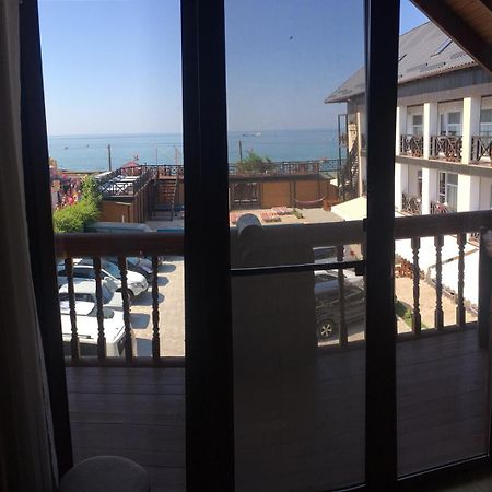 Веселий Кут Hotel Zaliznyy Port Exterior photo