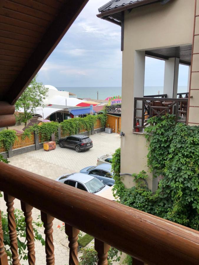 Веселий Кут Hotel Zaliznyy Port Exterior photo