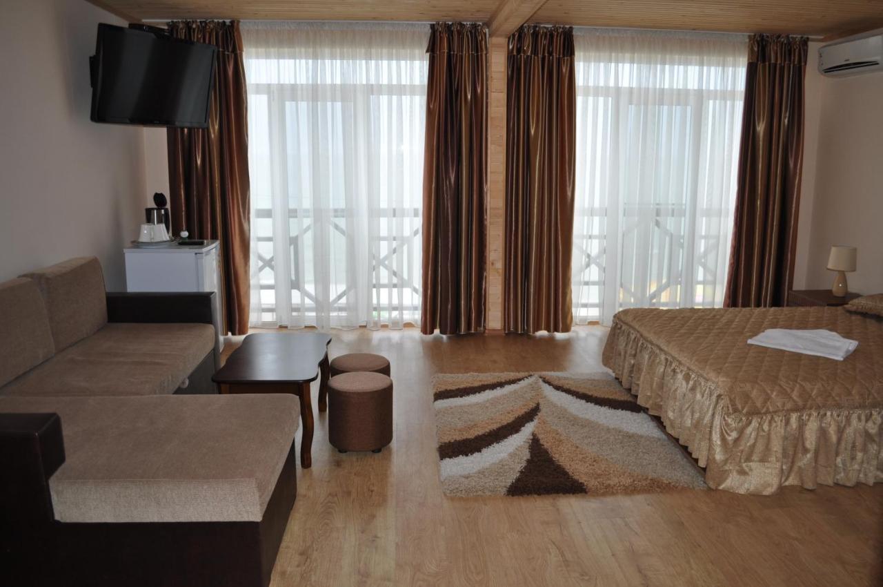 Веселий Кут Hotel Zaliznyy Port Exterior photo