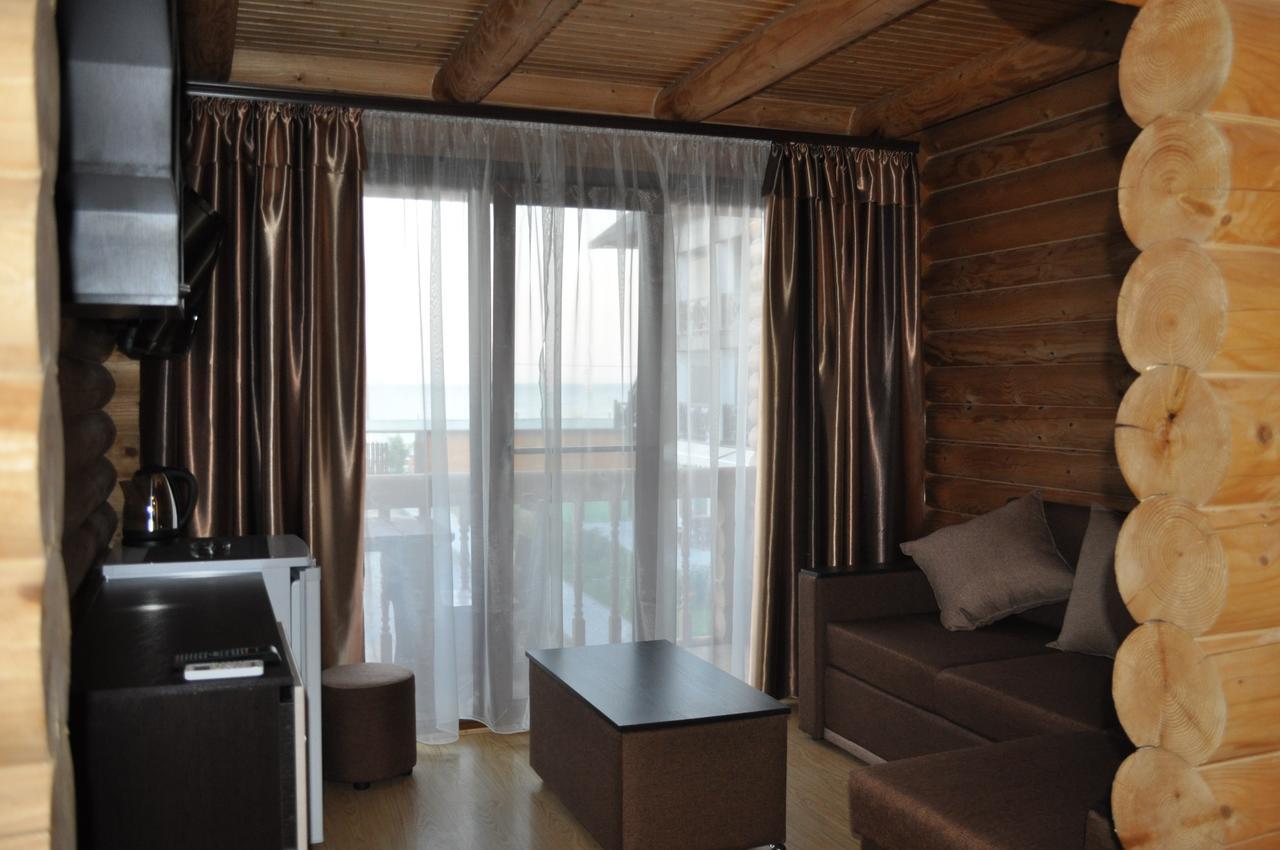 Веселий Кут Hotel Zaliznyy Port Exterior photo