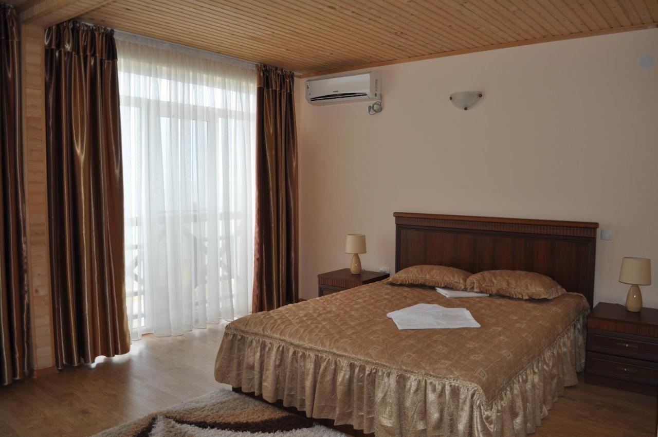 Веселий Кут Hotel Zaliznyy Port Exterior photo