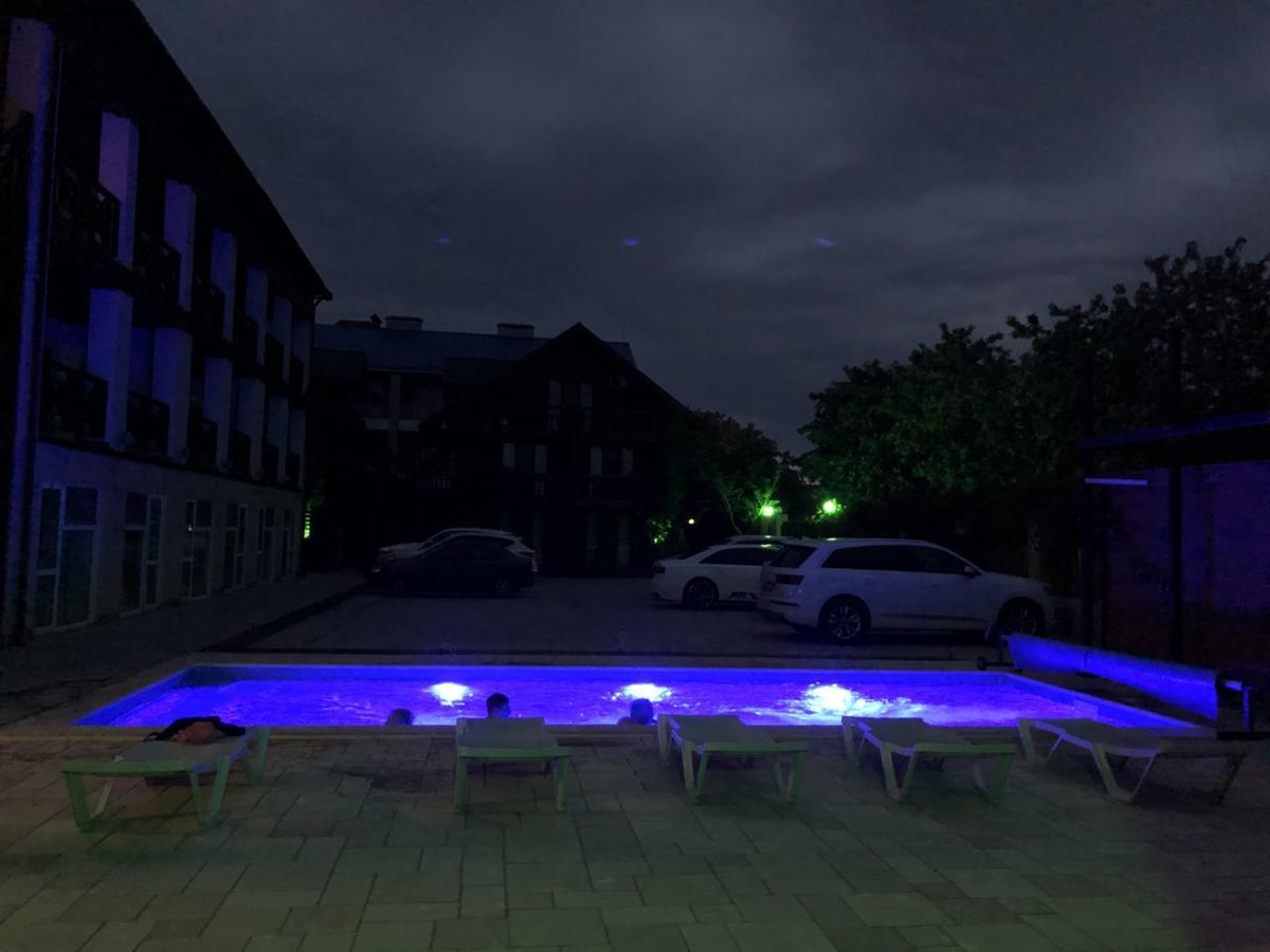 Веселий Кут Hotel Zaliznyy Port Exterior photo