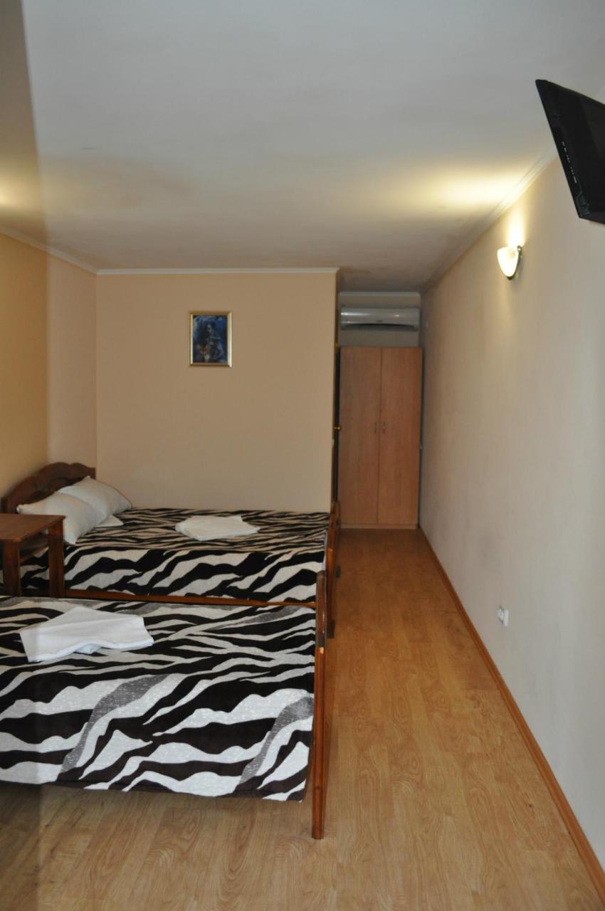 Веселий Кут Hotel Zaliznyy Port Exterior photo