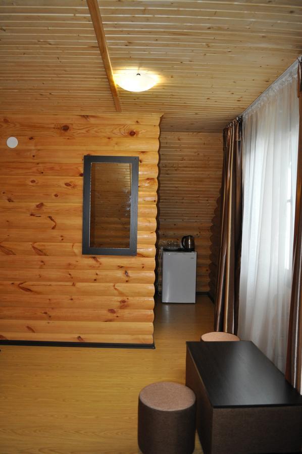 Веселий Кут Hotel Zaliznyy Port Exterior photo